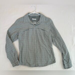 COLUMBIA OMNI-SHADE BUTTON DOWN FISHING SUN SHIRT - Women's Small - Green plaid